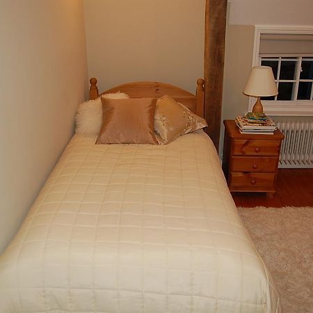 Pickwick House Bed & Breakfast Stoke by Clare Bilik gambar