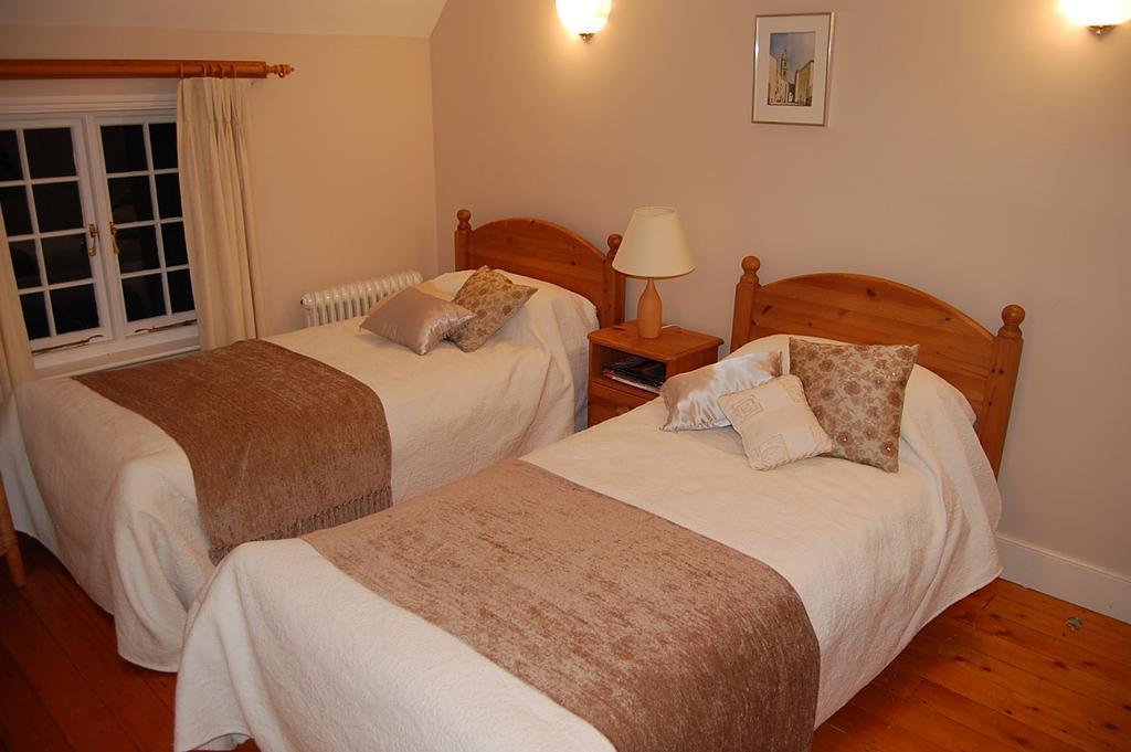 Pickwick House Bed & Breakfast Stoke by Clare Bilik gambar