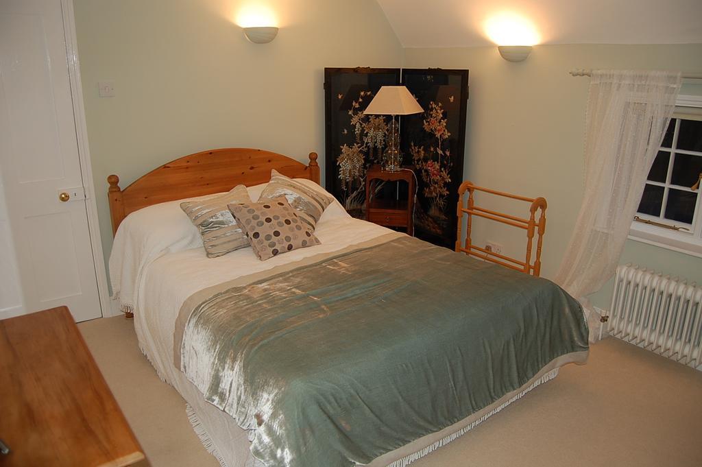 Pickwick House Bed & Breakfast Stoke by Clare Bilik gambar